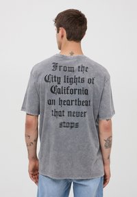 Terranova CON SCRITTA GOTICA FRONTE/RETRO - T-shirt con stampa - grigio