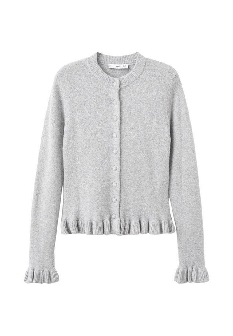 Cardigan de punto gris claro con dobladillo acanalado, cuello redondo y cierre de botones. Presenta puños con volantes y un acabado texturizado.