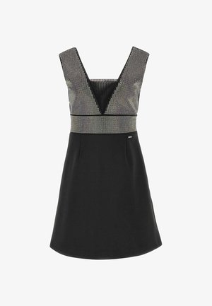 Juodas suknelė su giliu V formos iškirpimu ir plačiomis petnešomis, pasižyminti tekstūruotu metaliniu viršumi su mažomis atspindinčiomis vinutėmis ir dviem šoniniais kišenėmis.