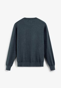 Suéter de color gris oscuro, de manga larga, con cuello redondo, puños y dobladillo acanalados. Textura suave con un corte clásico y un diseño minimalista.