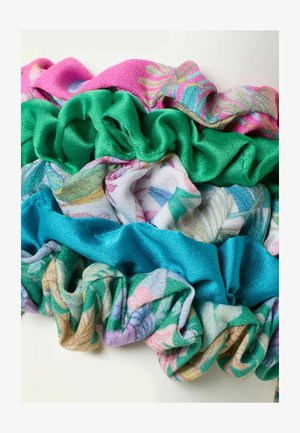 Vier Stoff-Haargummis in den Farben Pink, Grün, Blau und mehrfarbigen Blumenmustern, übereinander geschichtet und auf einem weißen Hintergrund angeordnet.