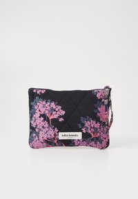 Pochette trapuntata in tessuto nero con un motivo floreale rosa e viola, dotata di una tracolla decorativa e di un'etichetta con il logo in basso.