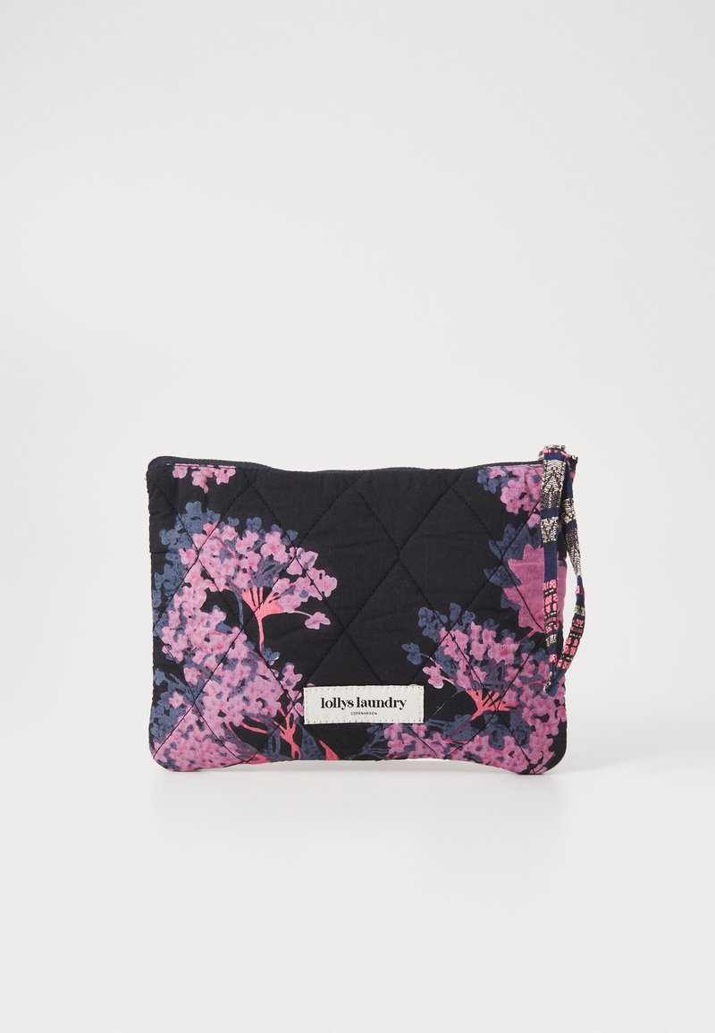 Pungă matlasată din material negru cu un model floral în nuanțe de roz și violet, având o curea decorativă și un tag cu logo în partea de jos.