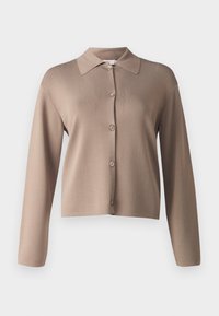 Beżowy kardigan z długim rękawem, z kołnierzem, zapięciem na guziki z przodu oraz miękką, teksturowaną tkaniną. Prosty dół i luźny krój.