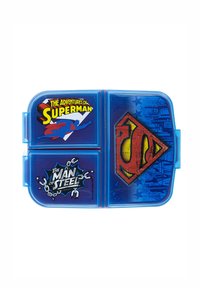 Blaue Plastiktasche für das Mittagessen mit Superman-Grafiken, darunter die Logos "Die Abenteuer von Superman" und "Mann aus Stahl". Unterteilter Innenraum.