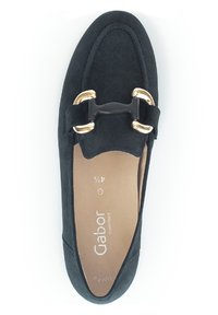 Schwarze Wildlederslipper mit runder Zehenform, ausgestattet mit einem goldfarbenen Hardware-Detail und einer gepolsterten Innensohle. Markenname "Gabor" sichtbar innen.