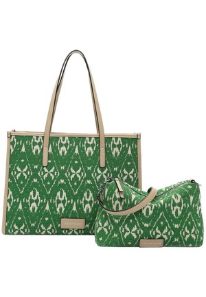Deux sacs à main verts et blancs à motifs avec une bordure beige, un sac cabas avec de longues anses et un plus petit sac zippé avec une bandoulière, tous deux étiquetés Emily & Noah.