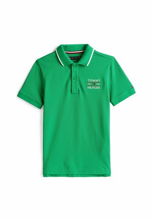 Zielona koszulka polo z krótkim rękawem, białym obszyciem kołnierza, zapięciem na dwa guziki i logo Tommy Hilfiger na piersi i rękawie.