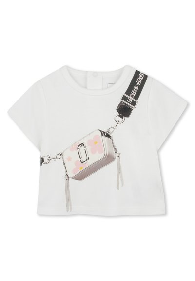 Witte t-shirt met korte mouwen, voorzien van een bedrukte afbeelding van een handtas met roze bloemen, zilveren accenten en een zwarte band met het label "Marc Jacobs."