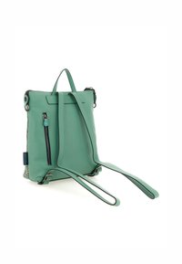 Zaino in pelle verde menta con spallacci regolabili, una tasca frontale con zip e una finitura testurizzata. Presenta una maniglia superiore per il trasporto.
