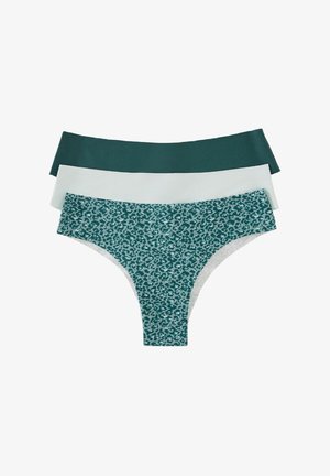 Trzy pary damskiego bielizny: jedna w jednolitym ciemnozielonym kolorze, jedna w jednolitym białym kolorze i jedna turkusowa w wzór panterki. Gładki materiał.