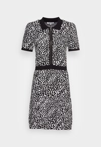 Robe à manches courtes imprimée animal noire et blanche avec col noir, fermeture éclair devant et détail à la taille.