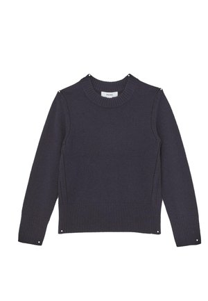 Maglione di lana blu navy scuro con scollo tondo, maniche lunghe e polsini e orlo a coste, disteso su sfondo bianco.