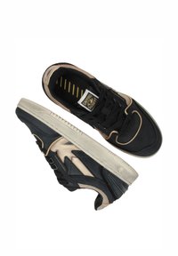 Zwarte en beige sneakers met gestructureerde stof, rubberen zool en opvallende zijontwerpen. Voorzien van veters en zichtbare branding op de tong.