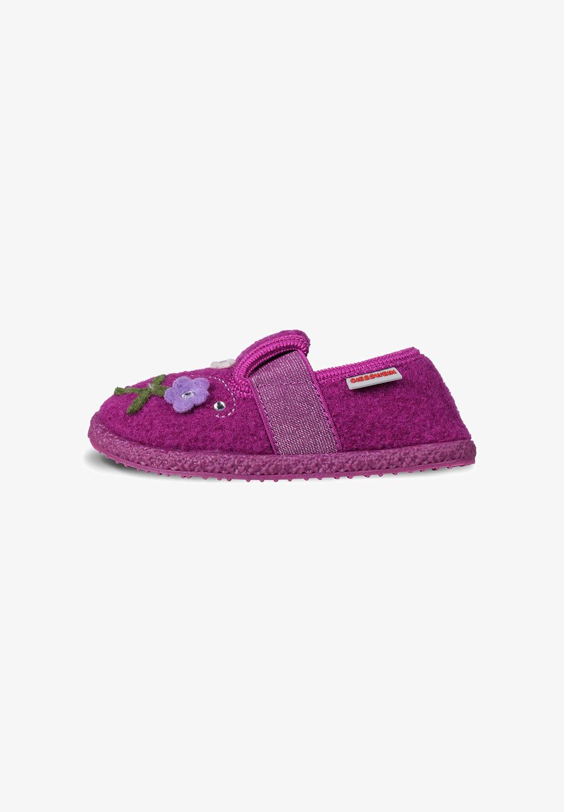 Kinderslipper aus lila Filz mit Blumenverzierungen, elastischem Riemen und strukturierten Sohle, isoliert auf weißem Hintergrund.