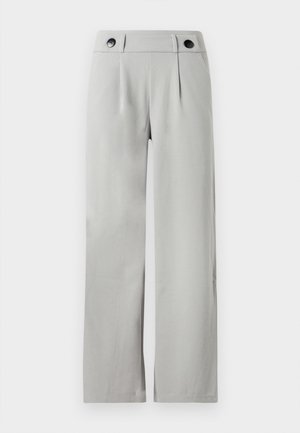 Pantalon large gris clair à taille haute, avec plis sur le devant et deux boutons noirs à la ceinture sur fond blanc.