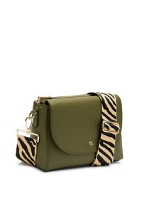 Borsa in pelle verde oliva con cerniera dorata, dotata di tracolla con stampa zebra e texture liscia. Include un gancio in metallo e un dettaglio di branding sottile.