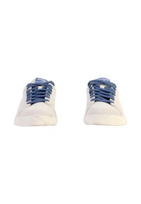 Sneaker bianche con lacci blu, con una tomaia in tela liscia, punta rotonda e suola in gomma textured. Branding minimo sulla linguetta.
