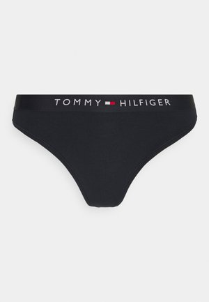 Černé bavlněné bikinové spodní prádlo s hladkým povrchem, s elastickým páskem značky, na kterém je v bílé barvě vytištěno "TOMMY HILFIGER".