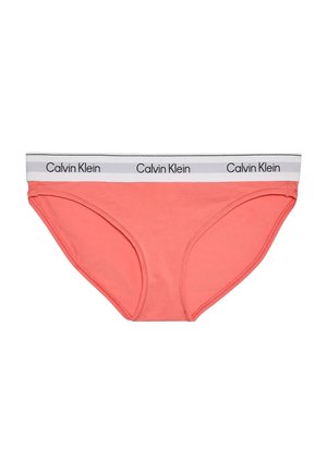 Braguitas de bikini para mujer de color coral rosa con una cintura elástica blanca que presenta logotipos negros repetidos de Calvin Klein.