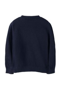 Marineblauer Strickpullover mit rundem Ausschnitt, langen Ärmeln und gemusterten Lochstrickdetails an den Ärmeln. Weiche Textur und einfarbiger Körper.