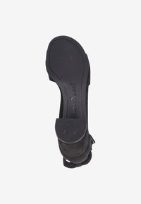 Černý semišový podpatek s rounded kapkovitou špičkou a nastavitelným zadním páskem. Obsahuje gumovou podrážku s logo vyraženým na podpatku.