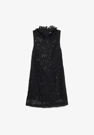 Črna čipkasta obleka z nabranim izrezom, okrašena s pailletami, brez rokavov in s silhueto do kolen.