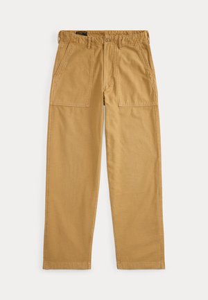 Pantalon droit couleur beige avec grandes poches plaquées à l'avant, passants de ceinture, fermeture par bouton et détails de couture visibles sur fond blanc.