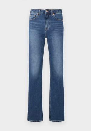 Jean droit en denim bleu avec poches avant, passants pour ceinture et fermeture à boutons sur fond blanc.