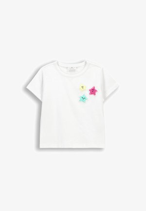 Biały t-shirt dla małego dziecka z krótkim rękawem z trzema uśmiechniętymi naszywkami w kształcie gwiazdek w kolorze żółtym, różowym i niebieskim na piersi.