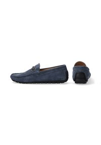 Granatowe zamszowe mokasyny z designem typu slip-on, kontrastującą czarną gumową podeszwą oraz ozdobnym przeszyciem. Posiadają mały metalowy akcent.