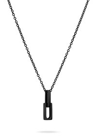 Zwarte ketting met een kettingontwerp, voorzien van een rechthoekige hanger met een uitsnede, met een slanke en glanzende textuur.