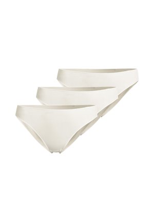 Drei schlichte weiße nahtlose Damen-Bikini-Unterhosen, diagonal auf einem weißen Hintergrund gestapelt.