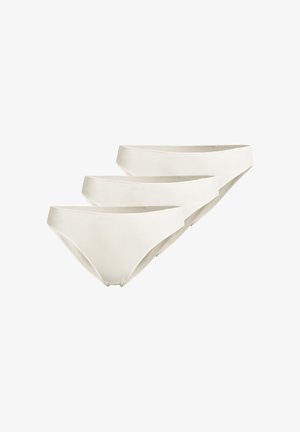 Drei schlichte weiße nahtlose Damen-Bikini-Unterhosen, diagonal auf einem weißen Hintergrund gestapelt.