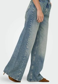 Lichtblauwe high-waisted jeans met een wijde pijp, vervaardigd uit denim, met een vervaagde textuur en subtiele slijtageplekken aan de voorkant.