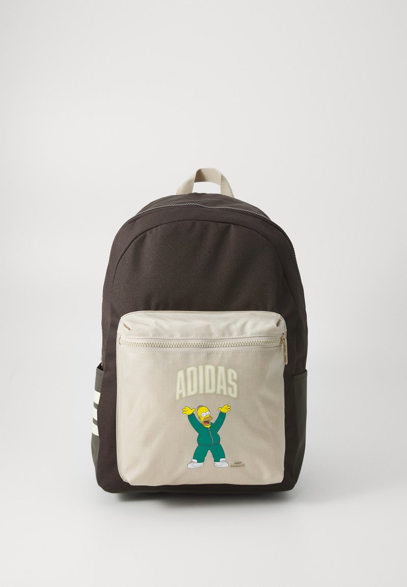 Čierny látkový batoh s béžovou prednou kapsou. Obsahuje postavu z kresleného filmu, "Homer Simpson", a logo "ADIDAS" v svetlom písmene.