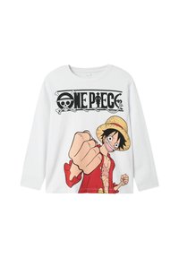 Weißes langärmliges T-Shirt mit einem Cartoon-Charakter, der einen Strohhut trägt und die Faust erhoben hat, bedruckt mit "ONE PIECE" in schwarzem Text darüber.