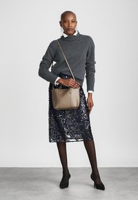 Tory Burch PERRY SMALL TOTE - Handbag - wild mushroom