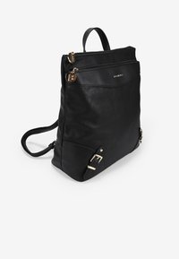 Mochila de cuero negro con textura suave, que cuenta con un asa en la parte superior, correas ajustables, acentos dorados y un bolsillo delantero con cremallera.