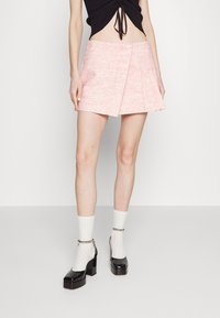 Roze textuur minirok met een gelaagd ontwerp. Gepaard met witte geribbelde sokken en zwarte chunky hak schoenen. Simpele esthetiek, zonder patronen.
