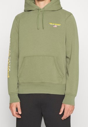 Hoodie en coton vert avec une poche kangourou à l'avant, une capuche avec cordon de serrage, et un logo jaune avec un drapeau américain sur la poitrine et la manche.
