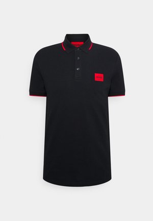 Polo noir à manches courtes avec trois boutons, bordure rouge au col et aux manches, et un logo carré rouge sur la poitrine gauche avec l'inscription "HUGO".