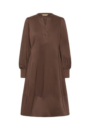 Robe en satin marron avec un col en V, détail de boutons, longues manches bouffantes et poignets ajustés, présentant une silhouette A-line fluide.