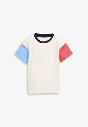 Wit T-shirt met korte mouwen, een zwarte kraag, een blauwe linkermouw en een rode rechtermouw, weergegeven op een witte achtergrond.