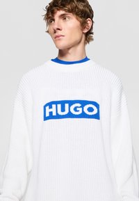 HUGO SEYLO - Strikkegenser - white