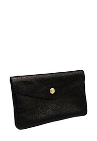 Pochette en cuir noir texturé avec un fermoir magnétique et un accent circulaire doré. Design rectangulaire, adapté aux essentiels.
