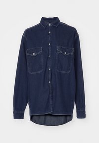 Mørkeblå denimskjorte med knaplukning foran, to brystlommer og spidse krave. Har kontrasterende hvid syning og lange ærmer.
