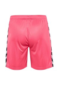 Rosa idrottsshorts med elastisk midja, med svarta och vita diagonala ränder längs sidorna och en slät, glänsande textur.