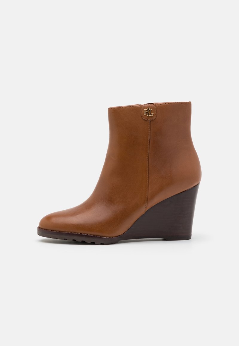 Botte compensée en cuir marron à la cheville avec fermeture éclair latérale et talon en bois foncé, ornée d'un petit logo RL doré près du bord supérieur.