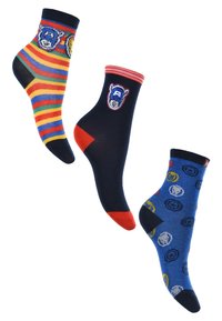Tre paia di calze: una con righe multicolori, una marina con un logo di personaggio, una blu con motivi grafici di supereroi.